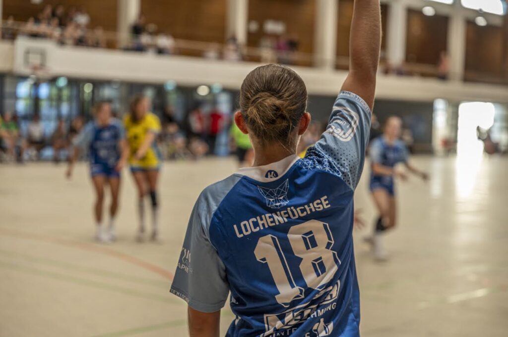 Handballspielerin (TV Weilstetten) hebt den Arm